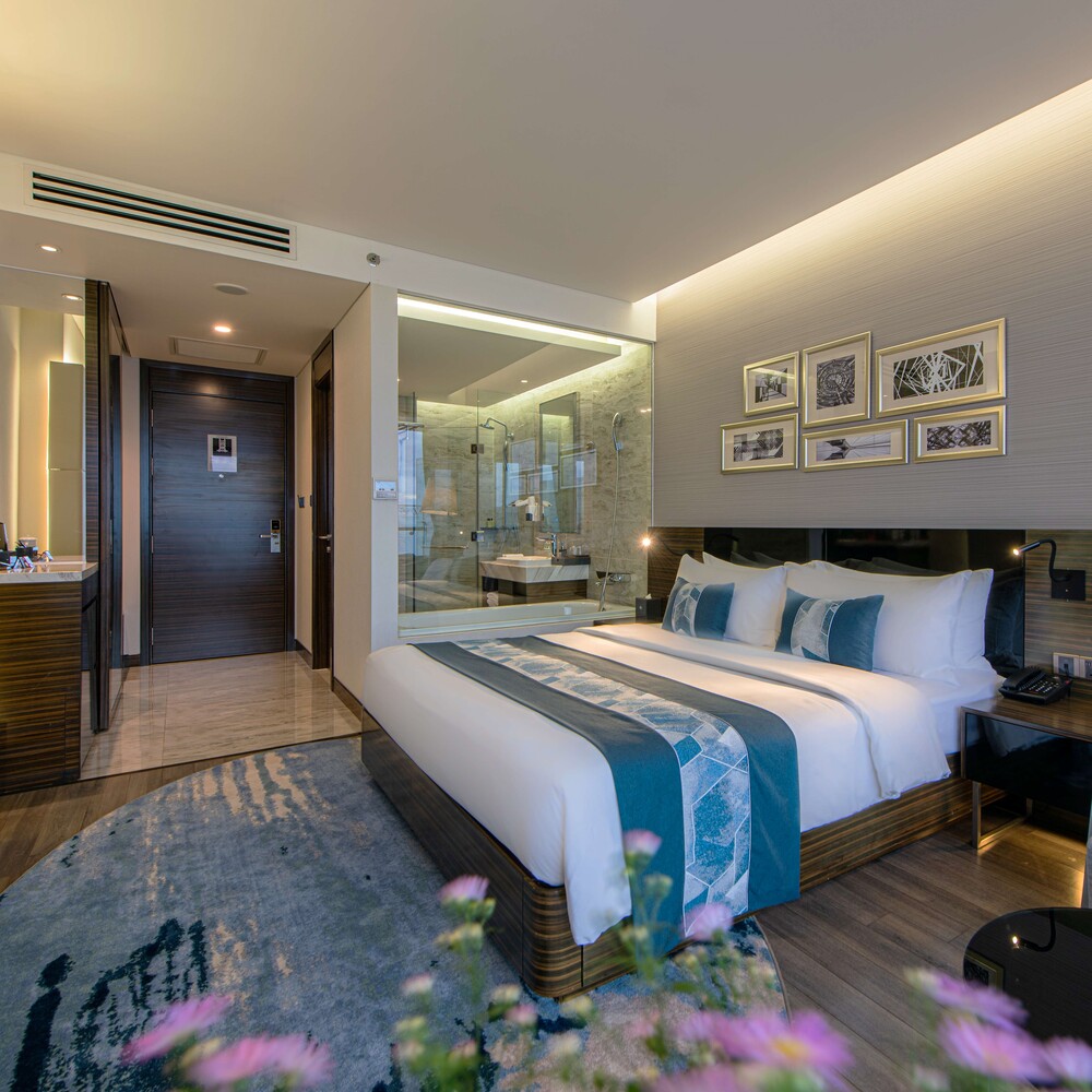 Premier Queen Oceanview Balcony